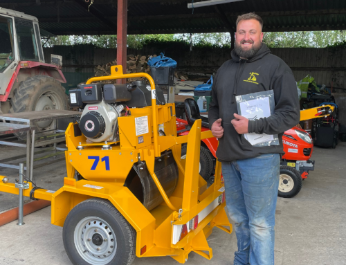 Why is the Mortimer Vibroll Roller so popular with surfacing contractors?